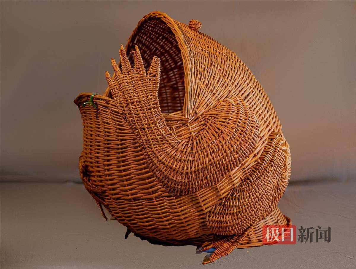 湖北襄阳一地为中国三大柳编出口基地之一,非遗传承人一枝柳条演绎"指