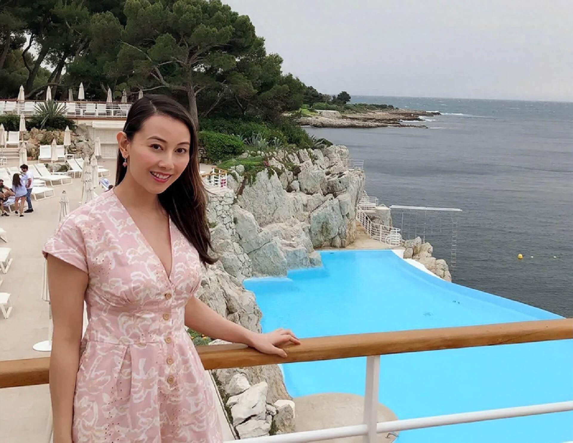 香港知名女星遭质疑被富商包养,演艺工作少,还频繁出国旅游