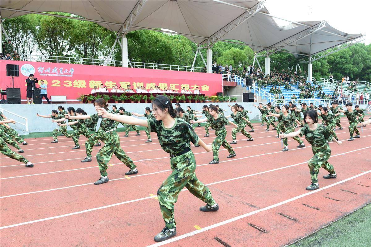 沙场点兵热血青春,湖北鄂州这所高校军训汇演燃爆了_汇报_大学_级新生