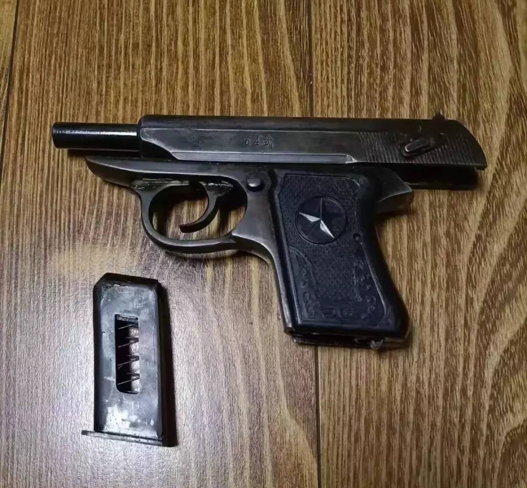 老民警办案坐绿皮火车,64手枪从厕所坠落,急得众人赶紧停车寻枪