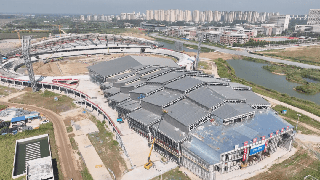 在界首市体育中心项目施工现场,300多名建设者正奋战在施工一线,体育