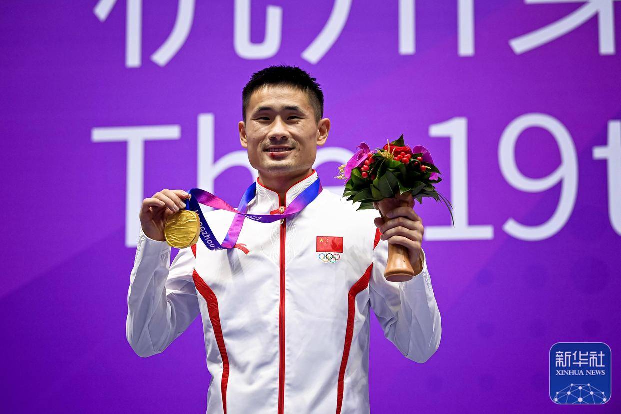 杭州亚运会丨王雪涛夺得散打男子60公斤级冠军_新华社_比赛_颁奖仪式