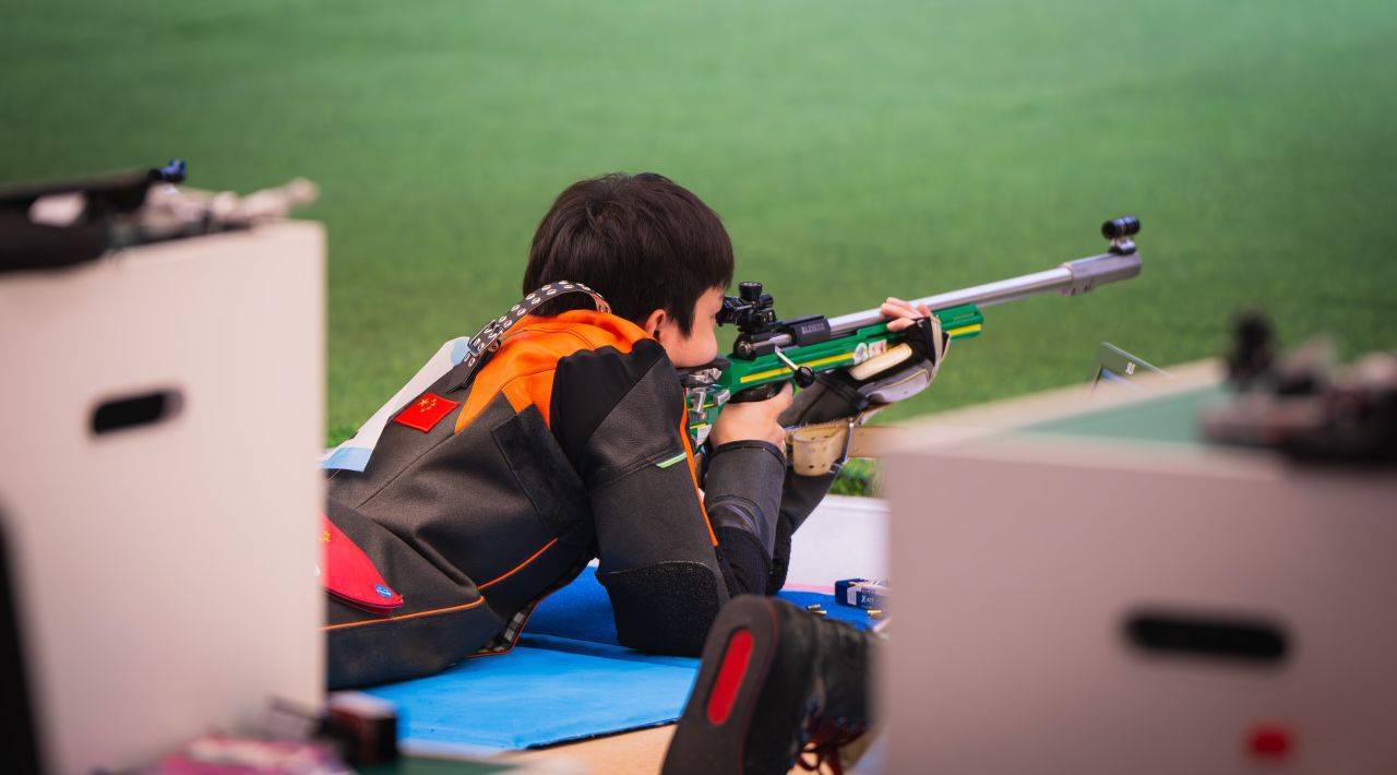 河北射击小将杜林澍中秋夺冠 田珈铭夺铜_姿势_步枪_男子
