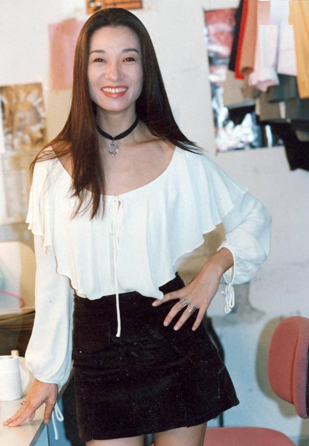 她是和王祖贤齐名的"最美鬼后",童年悲惨,远嫁美国后收获真爱_王小凤