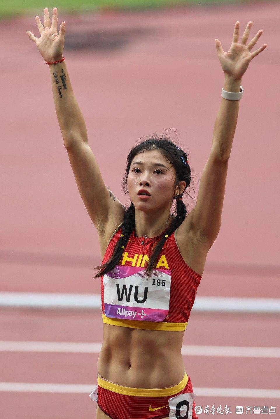 在上午进行的女子100米栏预赛中,"跨栏女神"吴艳妮以12秒80顺利晋级