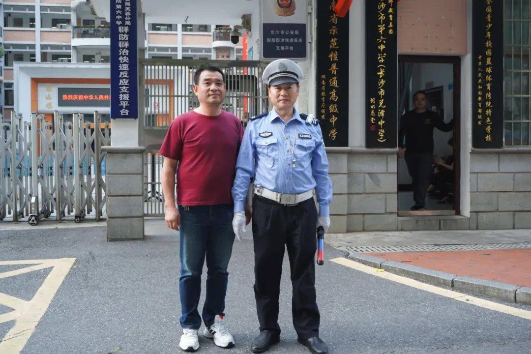 芙蓉区交警八中队交通劝导班班长龙志高退休前坚持站好最后一班 