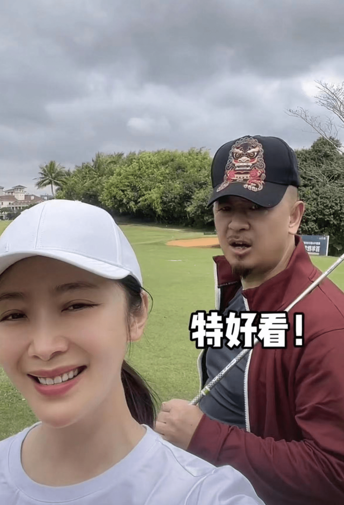 在视频中,曲栅栅跟老公秀恩爱,只不过黄海波更多的将自己的心思放在了