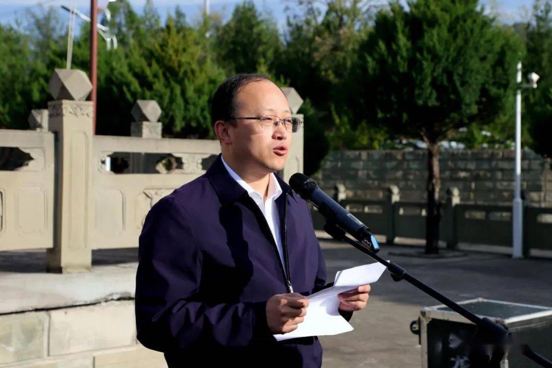 整理花篮上的红色缎带延长县委书记曹林虎全场肃立,向烈士默哀9月30日