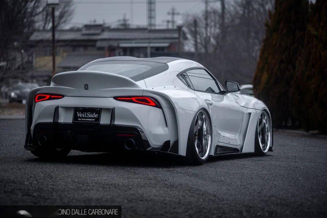 搭载veilside vfs90r 宽体碳纤套件的 supra a90,狂野且激进_搜狐汽车