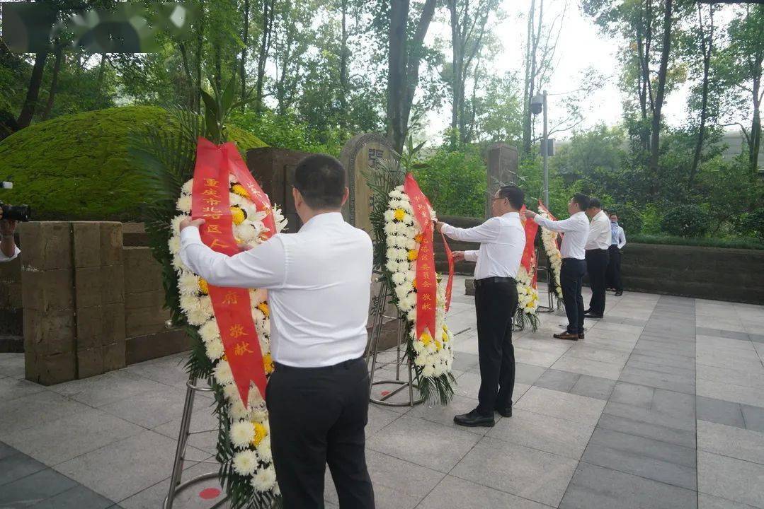 伴随着凝重深沉的《献花曲》,礼兵迈着端正有力的步伐,向张自忠烈士敬