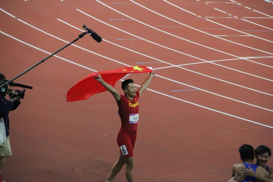 中国队首次包揽亚运会男女百米冠军_陈上_谢震_摄影