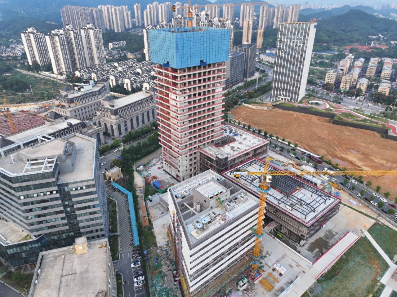 “双节”期间 重点工程建设全力推进_生产_项目_建设者