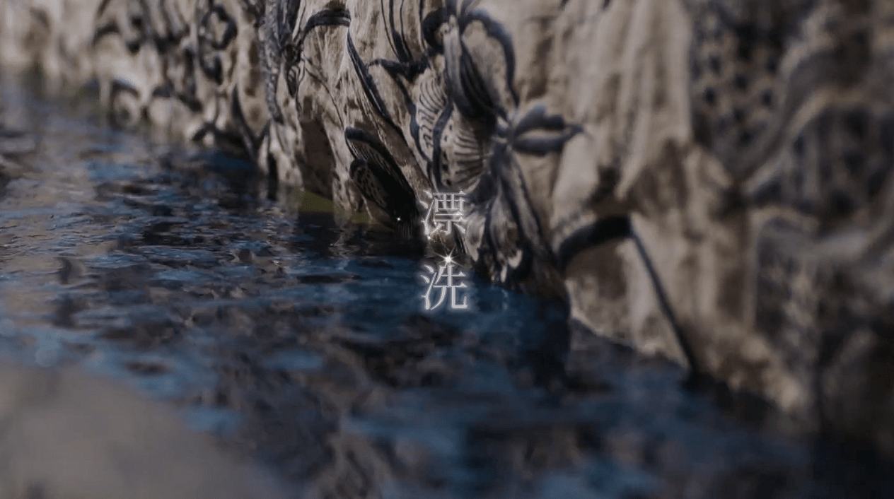 染的半成品后，再送河里反复荡涤，晾干后便成了独具特色的蜡染工艺品。 由于技艺、落色程度等不同，几乎每
