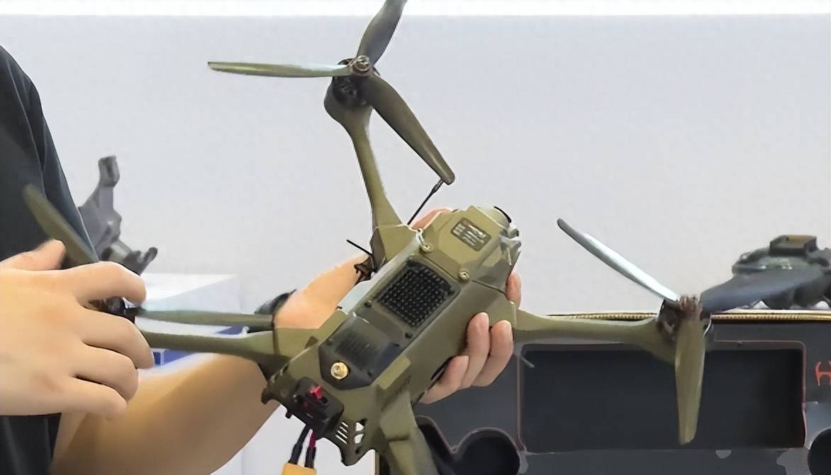高速无人机小型自爆式高速无人机备受关注一些新型军用无人机的亮相其