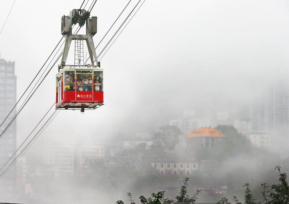 雨雾难阻游客飞越长江