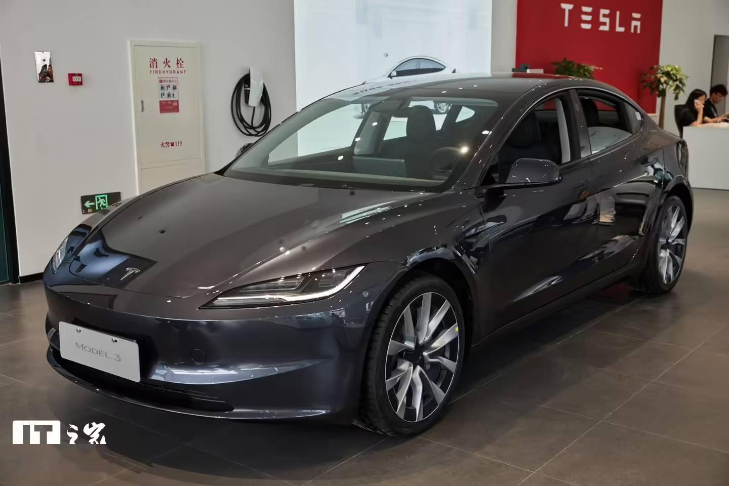 特斯拉 Model 3 焕新版与欧洲车型规格相同，目前已登陆全国门店