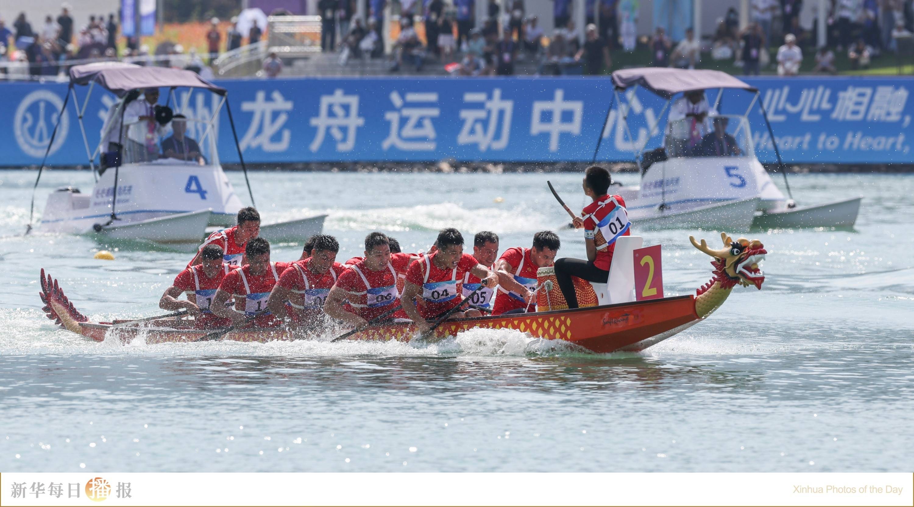当日,在浙江温州龙舟运动中心进行的杭州亚运会龙舟项目男子组12人