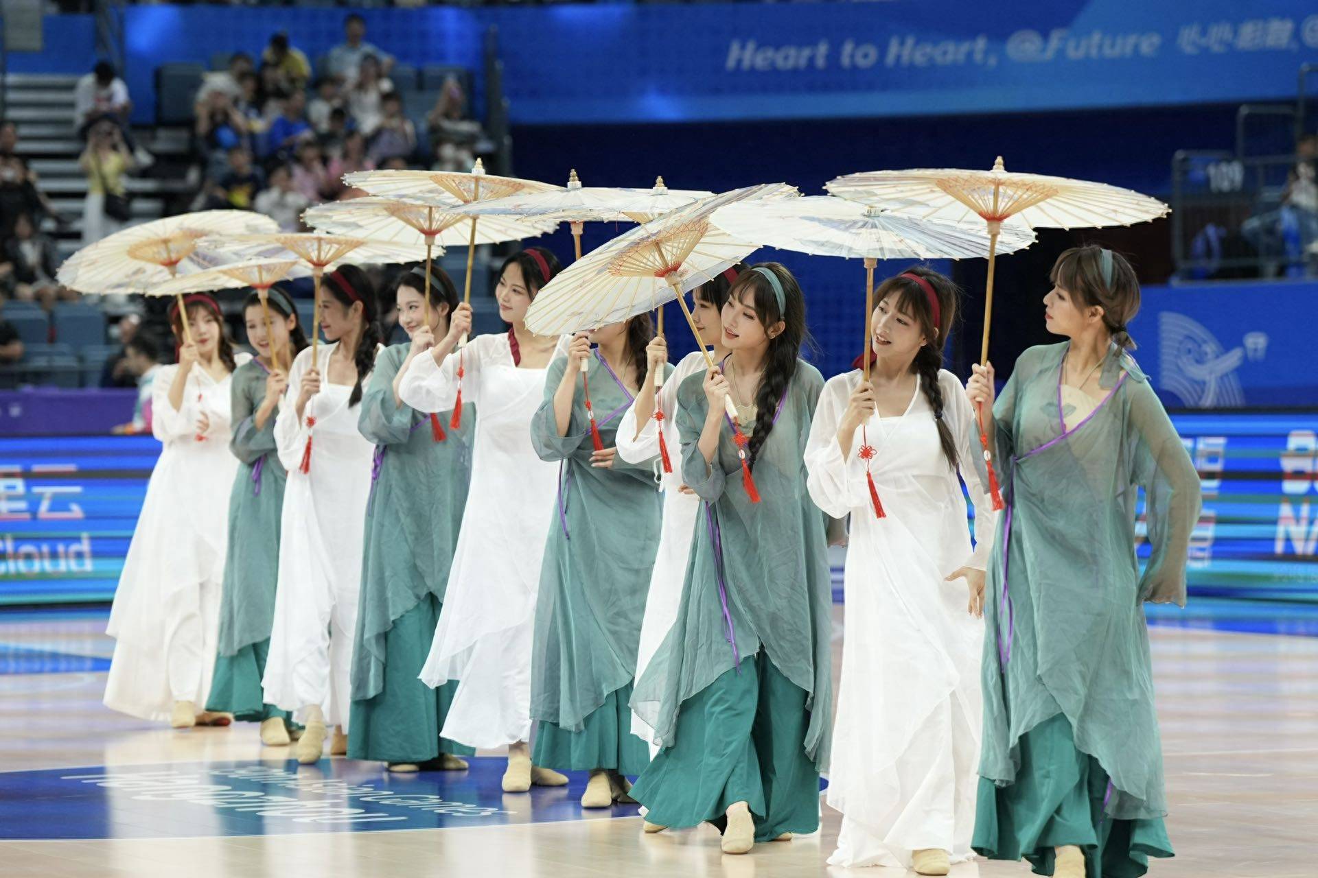 10月5日,在杭州亚运会女篮铜牌争夺战现场,由杭州多所高校女大学生