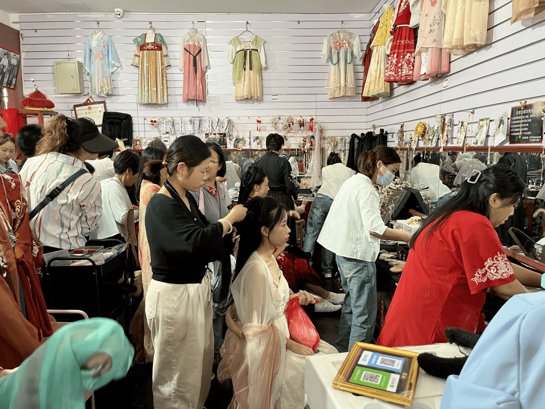 着汉服,来横店体验"穿越"的浪漫!_景区_游客_租赁店