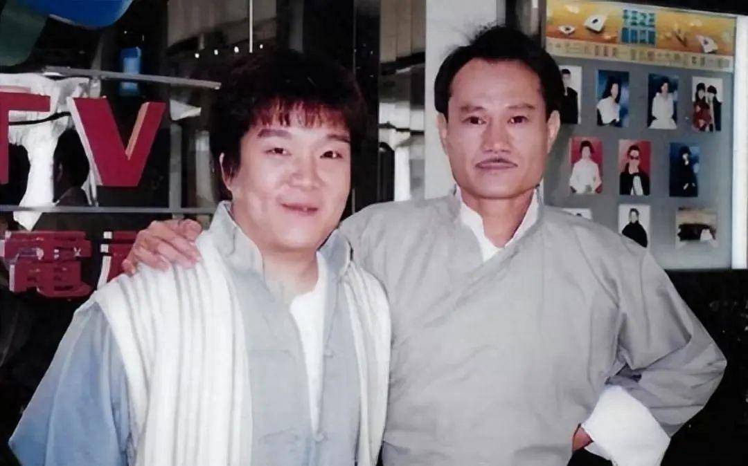 年幼时拜京剧名旦粉菊花为师学习京剧,与陈宝珠,萧芳芳,林正英等人为
