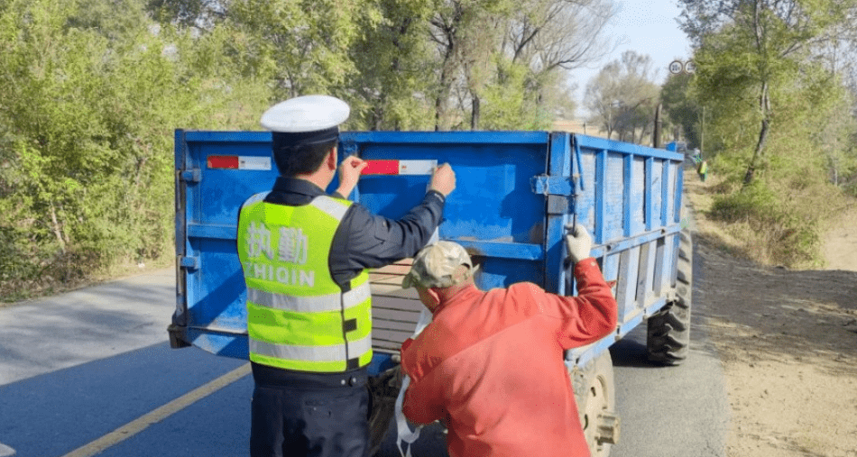 向农民群众重点介绍了拖拉机,三轮车,低速载货汽车等常见的交通违法