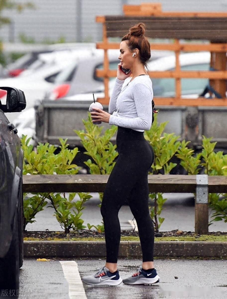 詹妮-麦卡锡离开健身房,运动穿搭大秀好身材