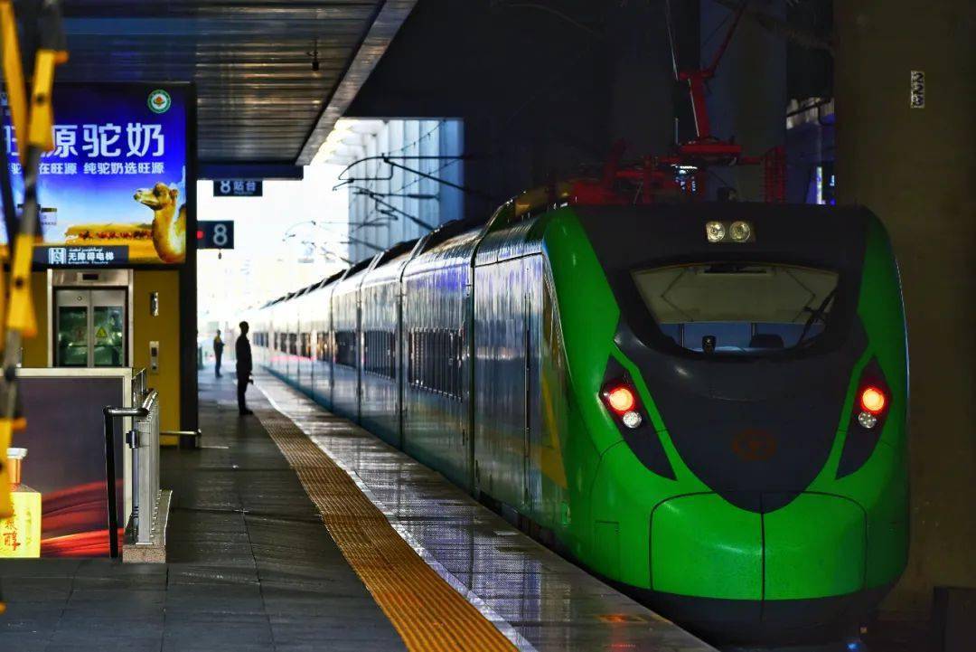 乌鲁木齐至和田间运行的7556/7,7558/5次,k9786/7,k9720/17次旅客列车