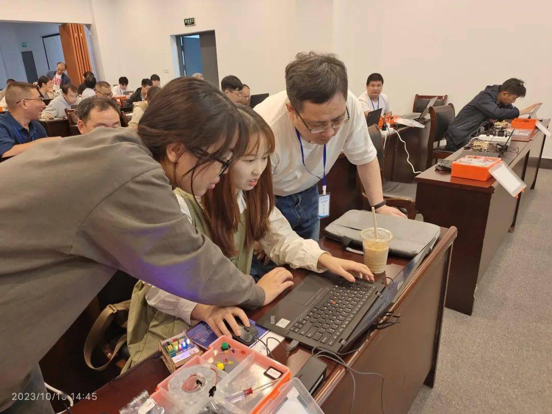 学习培训共成长，融合智慧赴未来——开化县“ 基于新课标的信息科技教学能力”培训