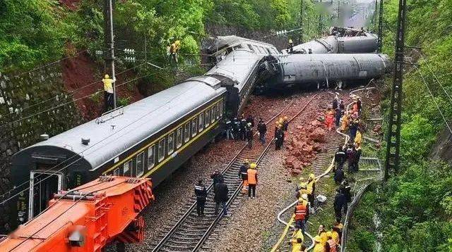 在判断列车失事的瞬间,你应该而且车厢向一边倾倒是紧急的刹车