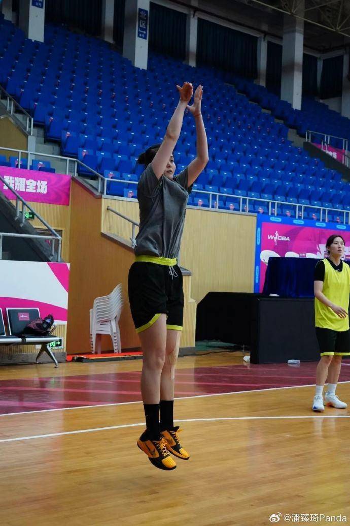 潘臻琦晒内蒙古女篮定妆照:浅浅期待一下球员通道的仪式感_直播_高清