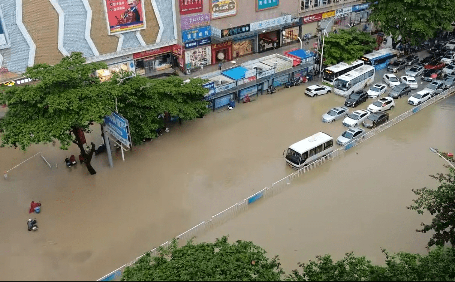 湛江暴雨致多处被淹,有路段车泡水造成拥堵,当地:已通知各街道领取抽