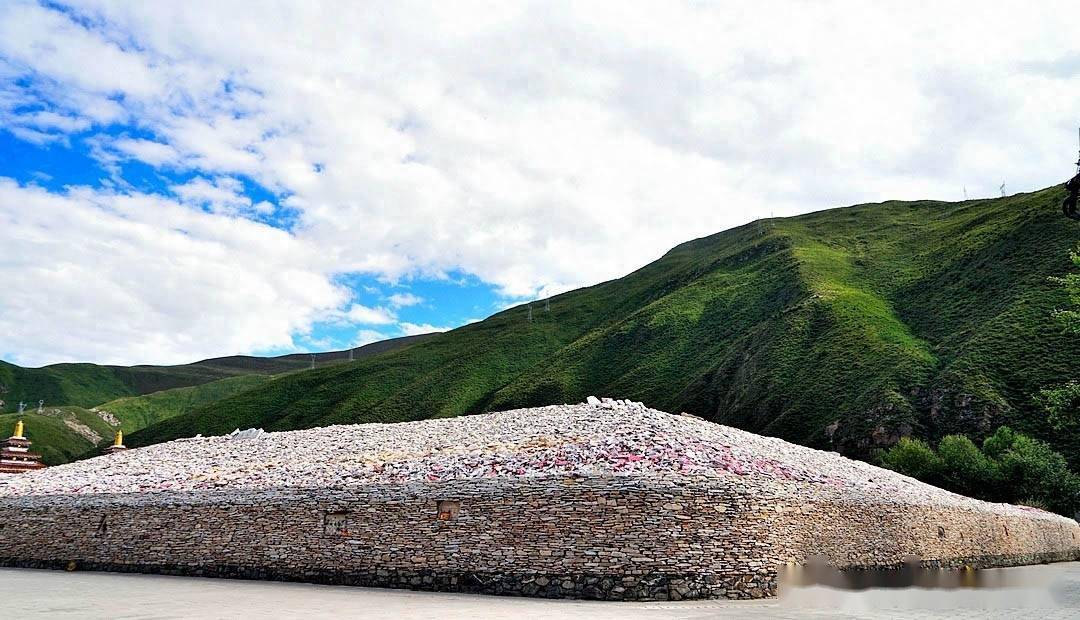 青海玉树新寨玛尼堆的经石据说已达20亿之多,这些经石大小不一,形状
