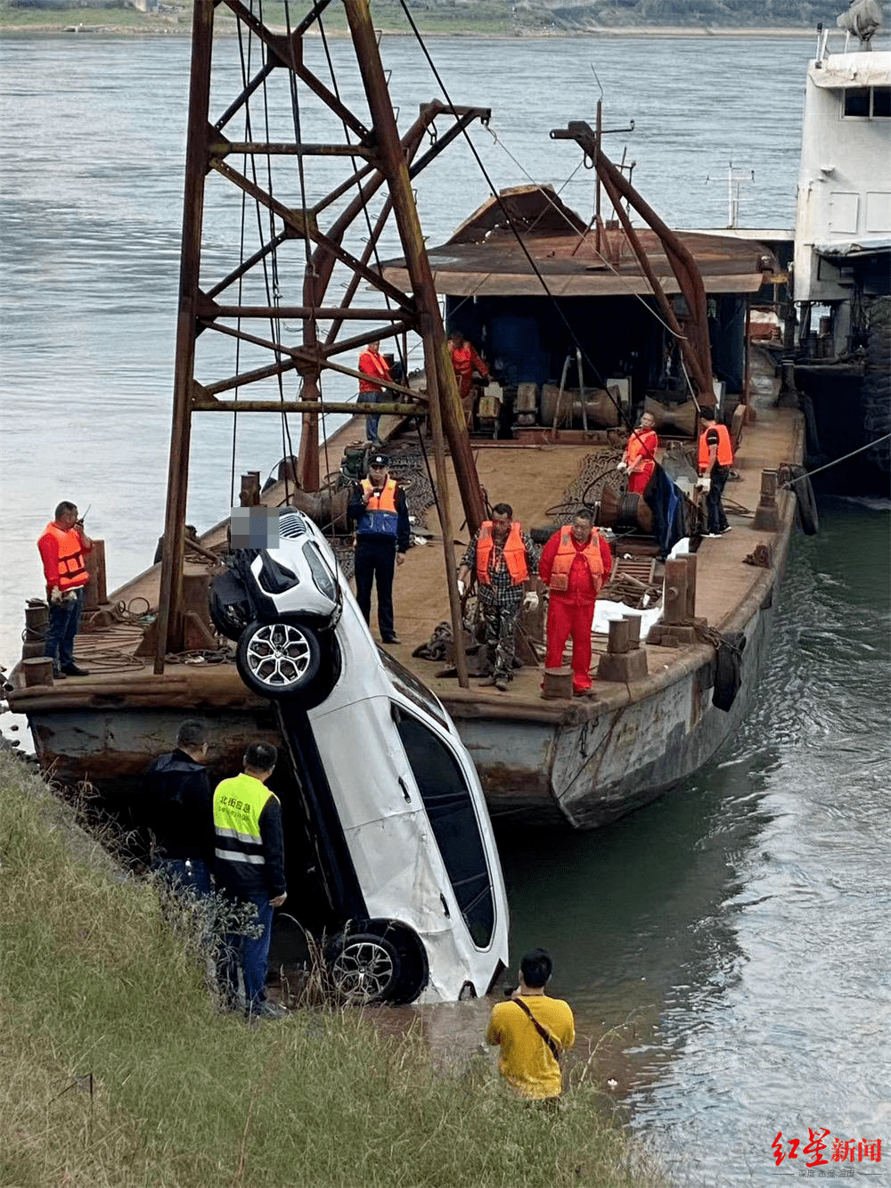 泸州女子驾宝马车坠江追踪:坠江车辆被打捞出水 距坠江地点200米_长江