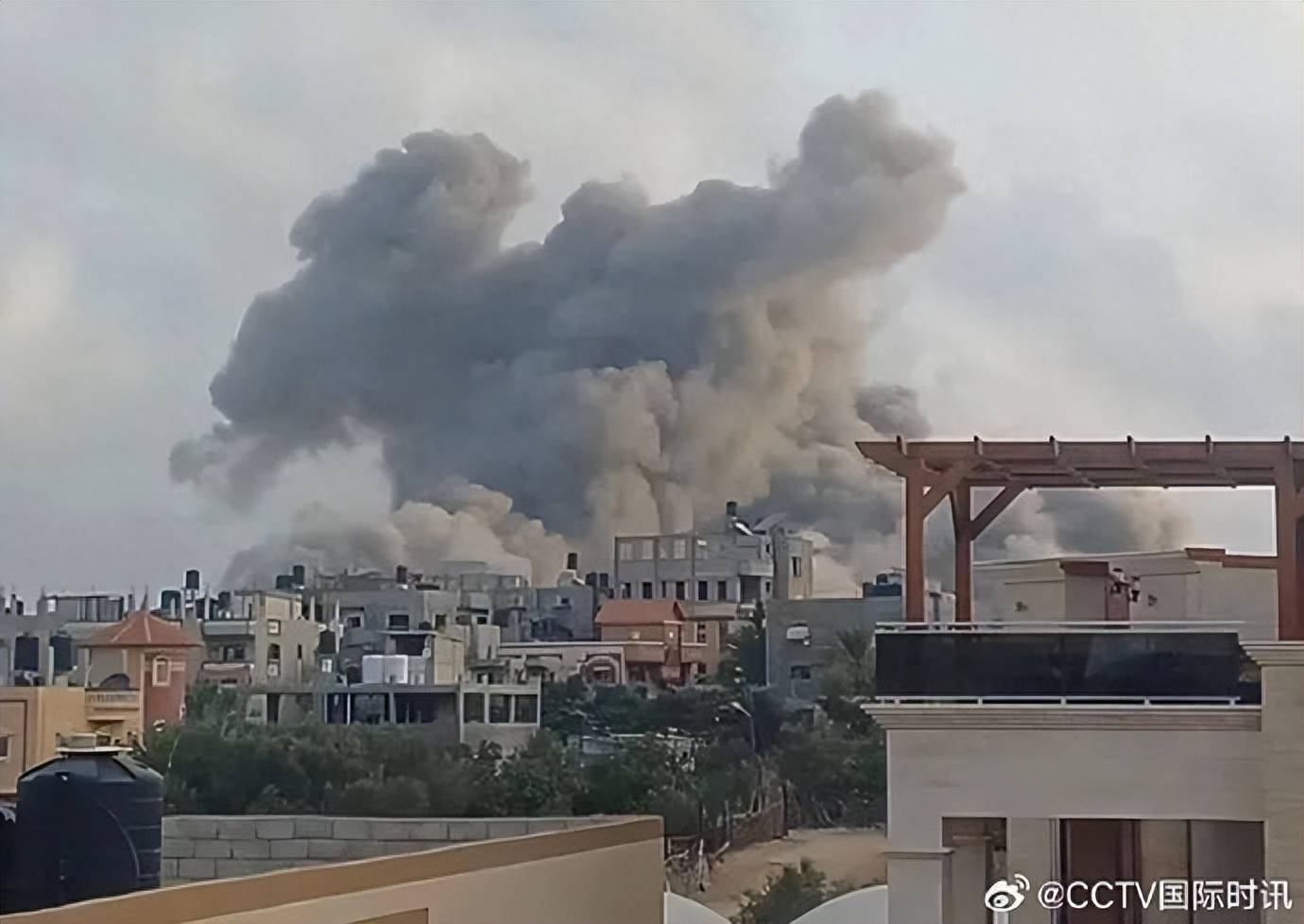 以色列空袭哈马斯总部大楼最新消息 7年来最大冲突巴以怎么了？_国际_中国小康网