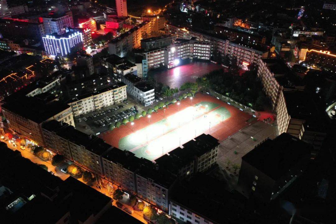 文字:杨波,航拍:沈掌门关注 掌上宣威了解宣威大小事为宣威民族中学