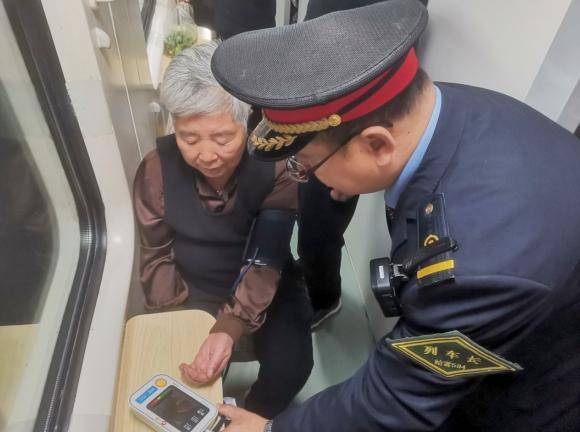 z114次列车是中国铁路哈尔滨局集团有限公司唯一一趟由北国冰城开往