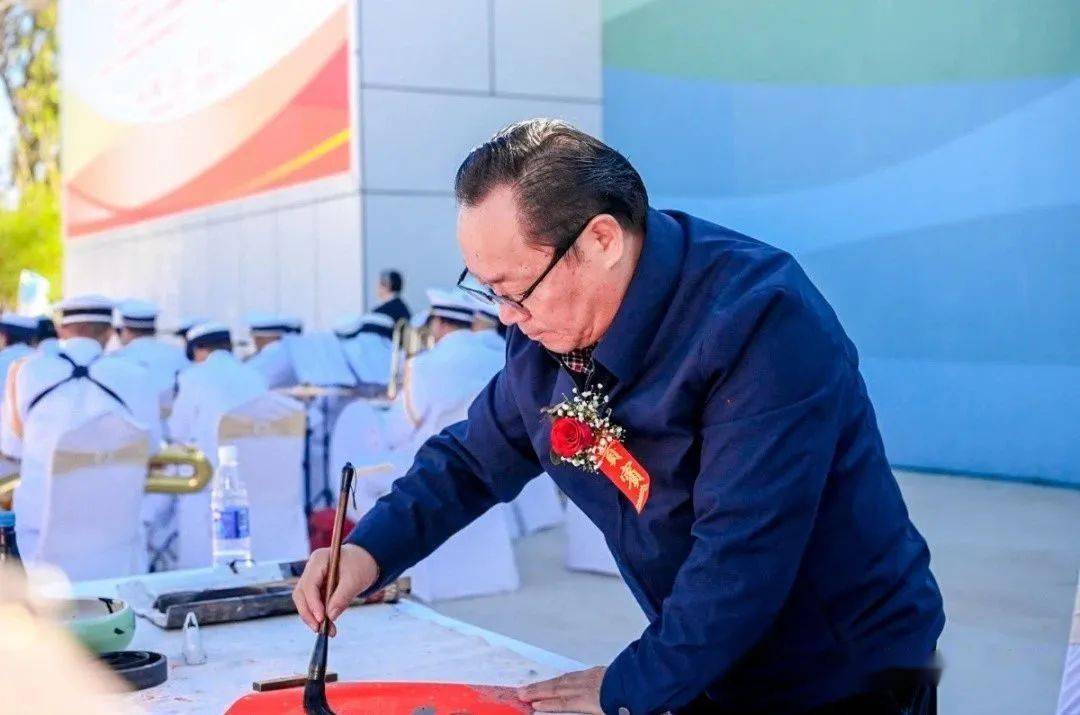 书法家殷小山现场挥毫送"福"气东方军乐团舞蹈《五星红旗》时装秀