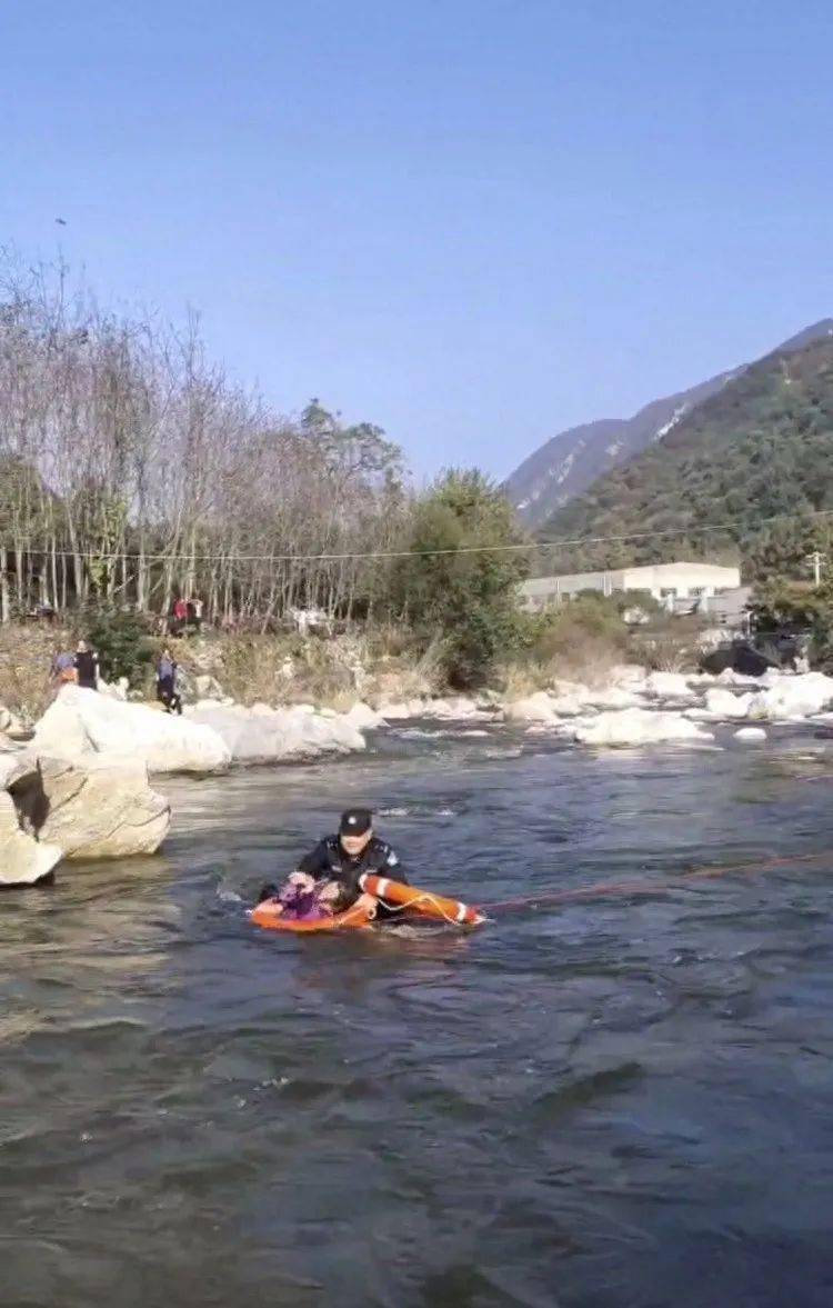 西安老人山中游玩,不慎从桥上滑落坠入太平河!眼看即将被水冲走.