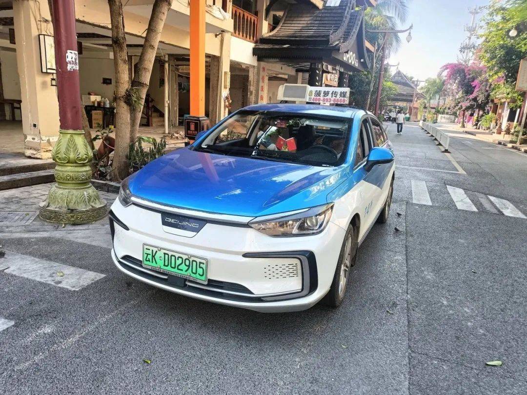 云kd02905(出租车)地点:景洪市告庄景区不文明行为:不按规定停车云kd