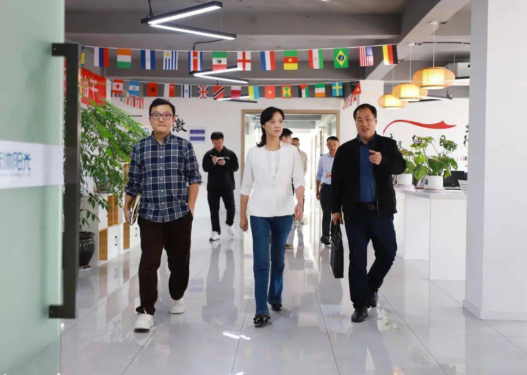 邵武市人民政府市长郭绯红带领市政府办,工信和商务局,财政局等单位