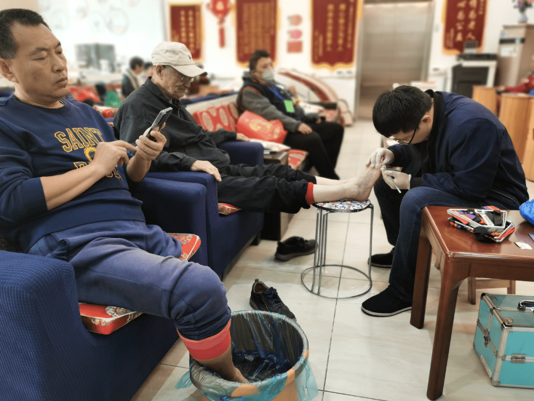 石园街道温馨家园开展社区残疾人修脚活动_指甲_弘扬_中华民族