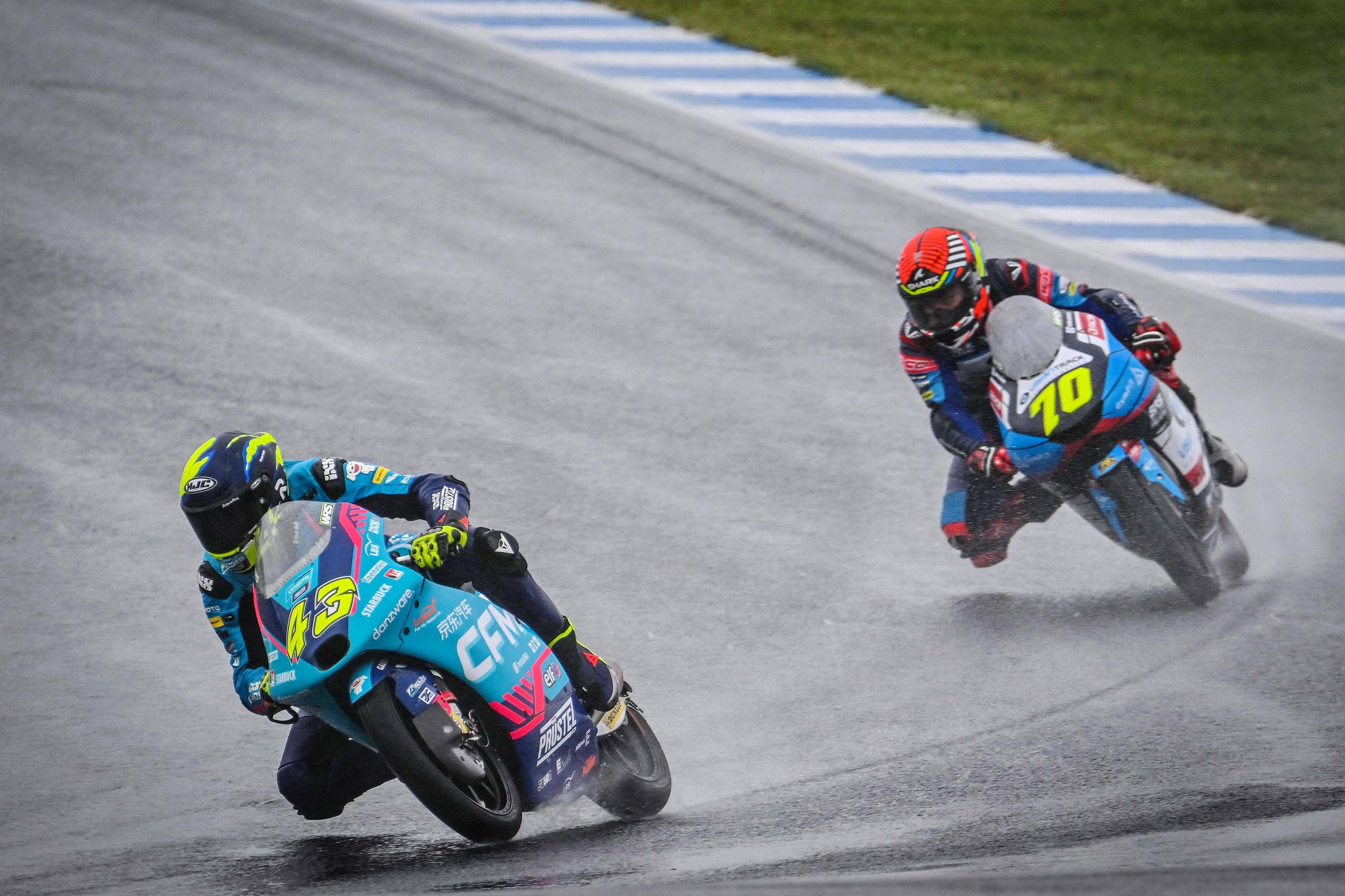 的比赛在恶劣的天气下进行,发车位置并不算好,52 号车的阿科巴(jeremy