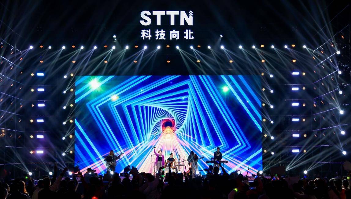 半导体材料科学家捧起吉他自弹自唱《将进酒》,科技企业创始人激情