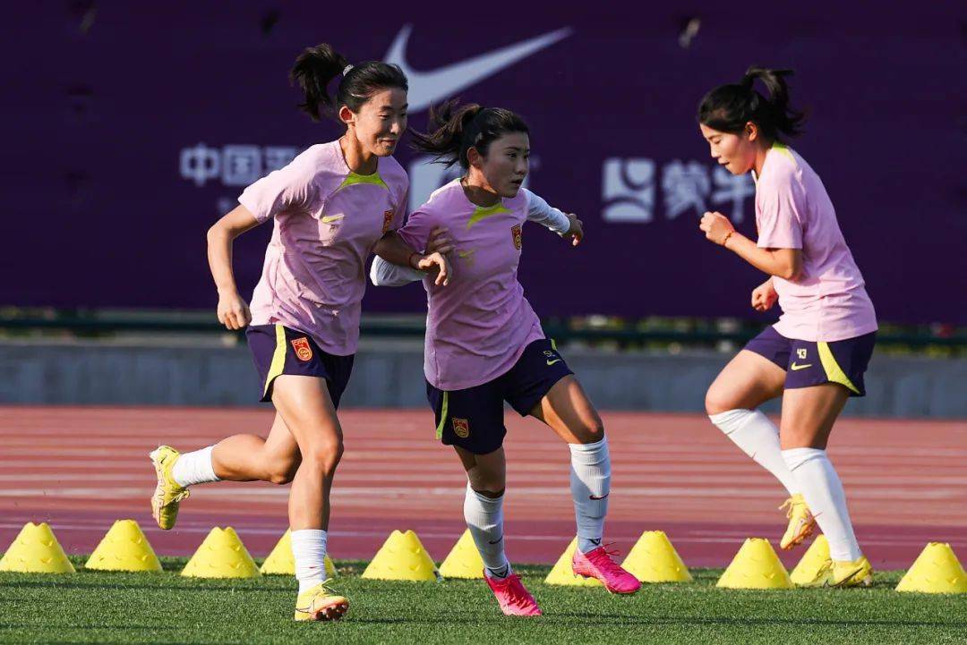 中国女足明开启奥预赛征程 宋凯现场督战韩国主力伤退_比赛_训练_球员