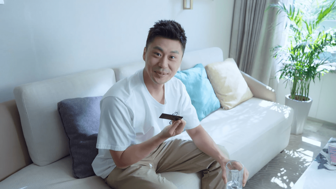 甚至连游戏里面的好基友"老六",他的演员郑旭东也是中戏毕业,参演过多