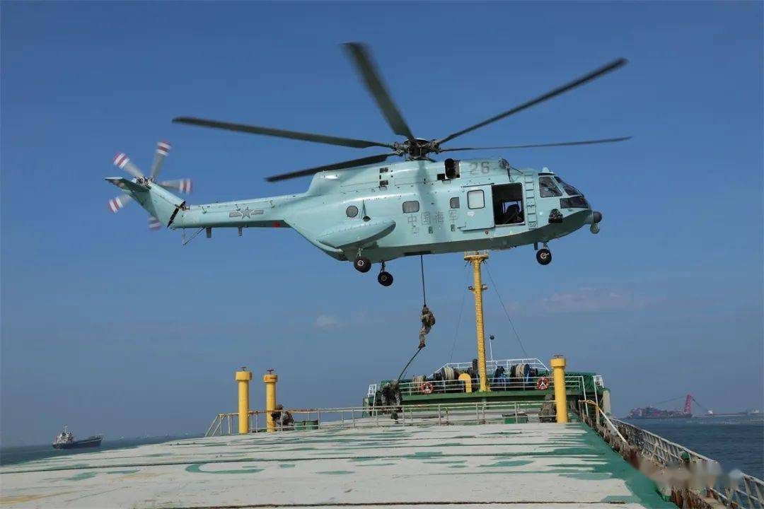 郭颖超 摄▲参训队员准备攀爬商船.郭颖超 摄▲队员持枪警戒.