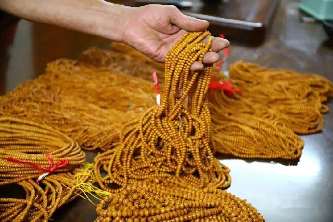 据记者了解,一个榄核经过加工之后,身价倍增,在曹峻林榄雕工艺室看到