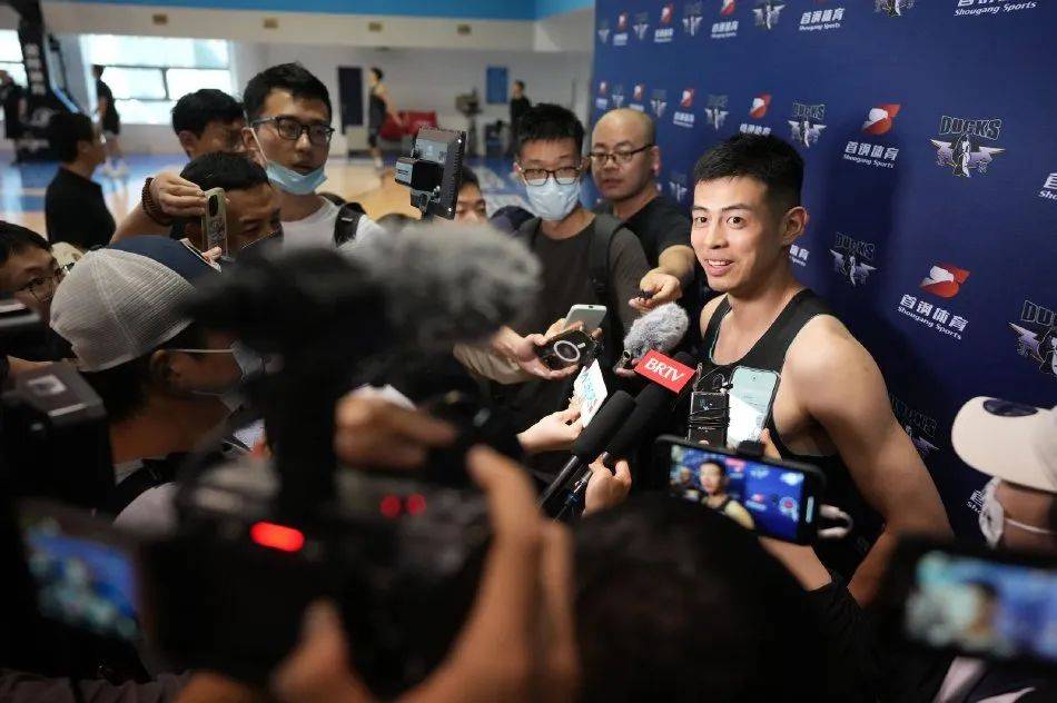 昨天比赛之前,在微博和咱们公号的留言上,经常会有人质疑方硕.