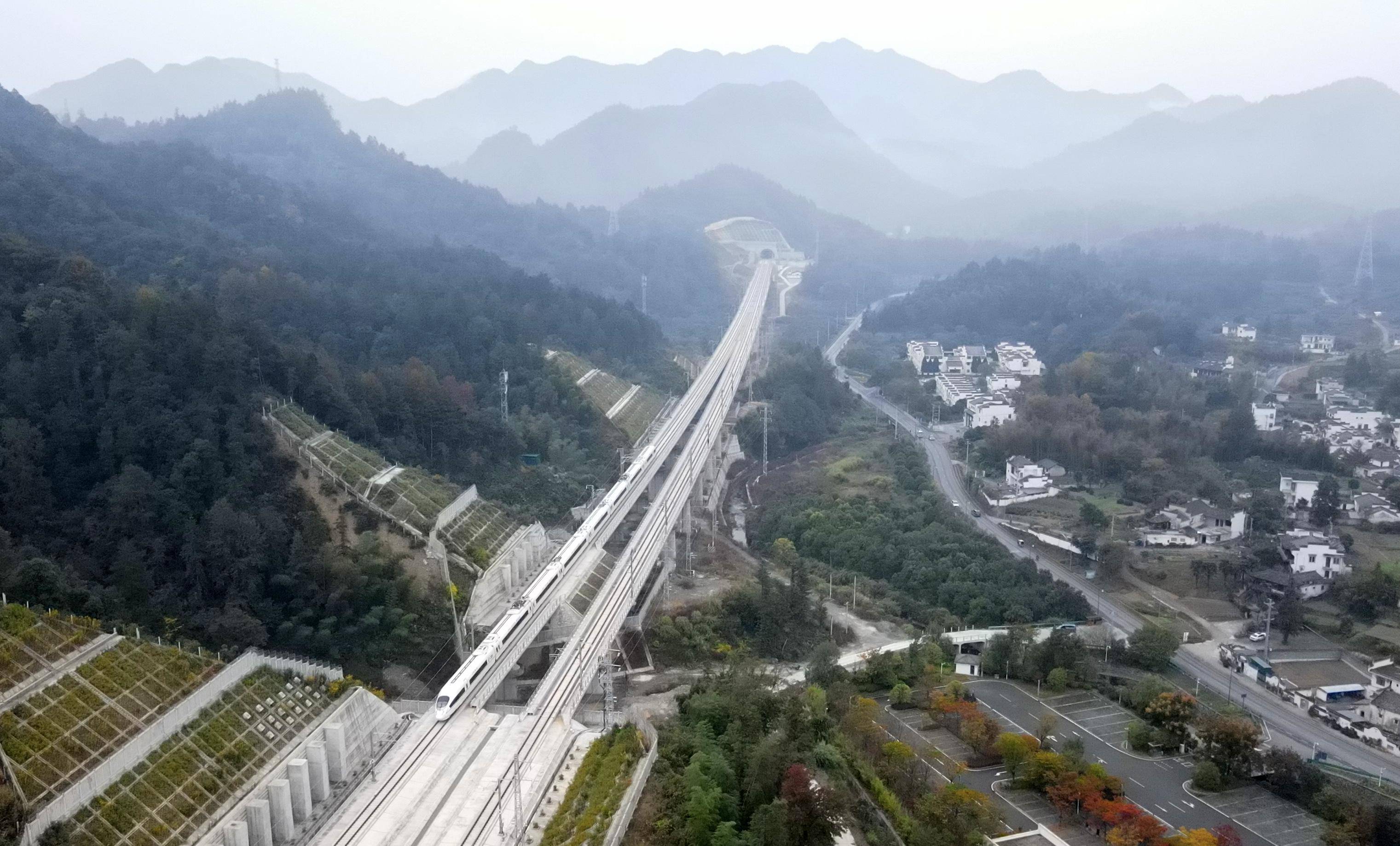 (经济)昌景黄高铁全线开始试运行_新华社_列车_进行