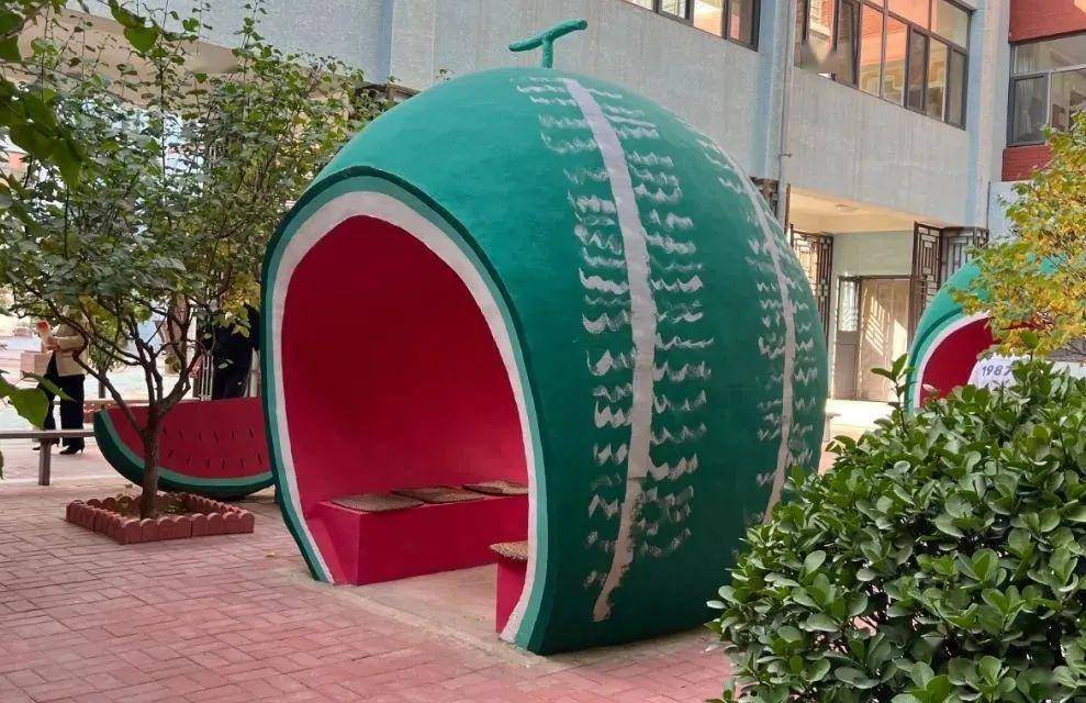 学校位于著名的西瓜之乡庞各庄,浓浓的西瓜元素.